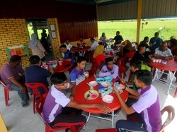 Inspiratif! Pria Ini Jual Nasi Bungkus Murah Rp. 3.000 untuk Orang Tak Mampu