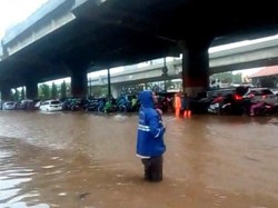 Jalan DI Panjaitan Jaktim Macet Akibat Genangan Air Hujan