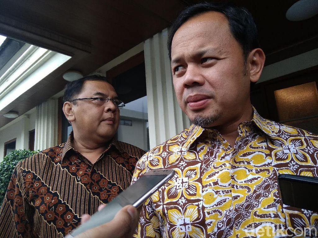 KRL Jurusan Bogor Penuh Sesak Meski PSBB, Bima Arya: Mestinya Disetop Total KRL Jurusan Bogor Penuh Sesak Meski PSBB, Bima Arya: Mestinya Disetop Total