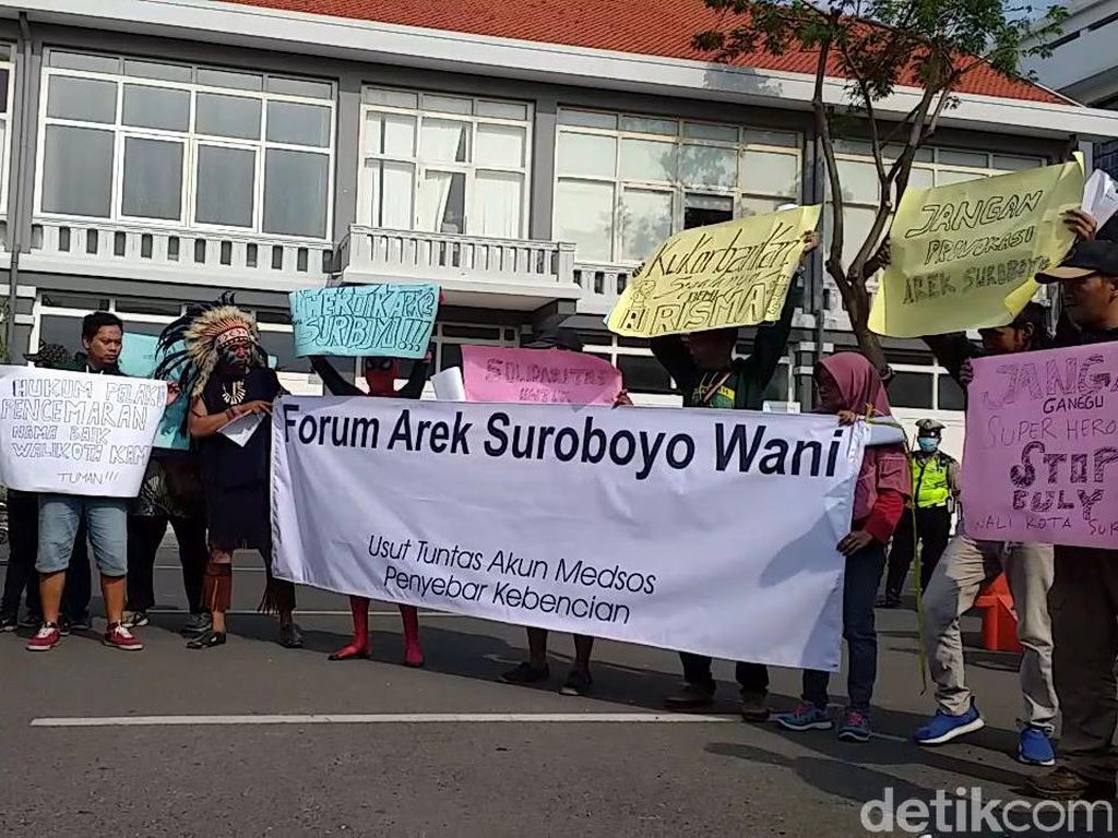 Risma Dihina Netizen, Puluhan Warga Surabaya Lapor Polisi Risma Dihina Netizen, Puluhan Warga Surabaya Lapor Polisi