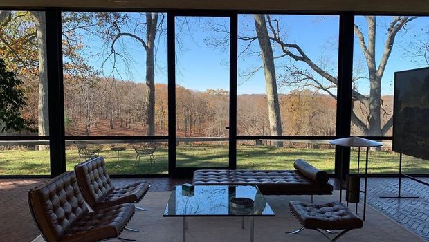 Rumah minimalis karya Philip Johnson/ Foto: Instagram @pjglasshouse
