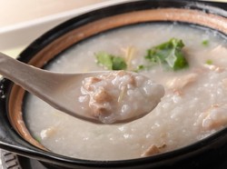 Sejarah dan Alasan Kenapa Bubur Pantang Disajikan Saat Imlek