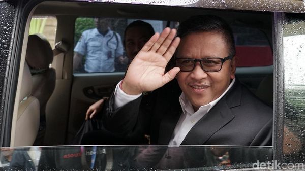 Lambaian Tangan Hasto Usai Diperiksa 5 jam