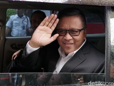 Lambaian Tangan Hasto Usai Diperiksa 5 jam