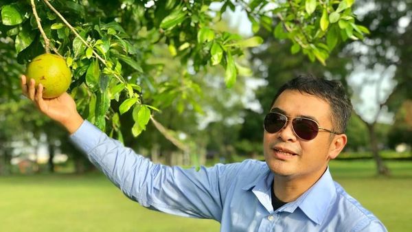 Mengaku Raja Majapahit, Anggota DPD Bali Ini Pose dengan Buah Majapahit