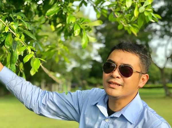 Mengaku Raja Majapahit, Anggota DPD Bali Ini Pose dengan Buah Majapahit