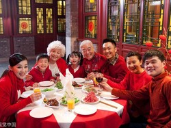 Makan Bareng hingga Ngemil Tang Yuan, Tradisi Imlek yang Seru
