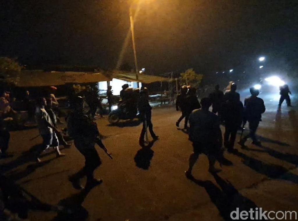 Bentrok Kelompok Massa di Sukabumi, Polisi Halau Pria Bersenjata Tajam Bentrok Kelompok Massa di Sukabumi, Polisi Halau Pria Bersenjata Tajam