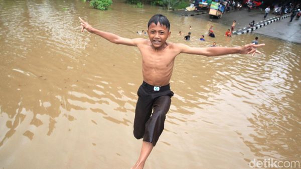 Keriuhan Anak-anak Bermain di Kemayoran Water Park