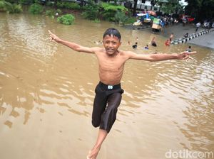 Keriuhan Anak-anak Bermain di Kemayoran Water Park