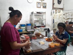 Saat Imlek, Lapis Legit Berkat di Tangerang Bisa Produksi 200 Loyang