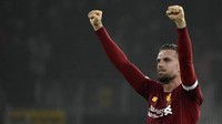 Gelandang tengah: Jordan Henderson (Liverpool). Dalam catatan Shearer, kontribusi Henderson luar biasa terutama saat membantu pertahanan timnya saat kedua full back merangsek ke depan. Energi, kepemimpinan, dan naluri menyerangnya pun oke. (Foto: AP Photo/Rui Vieira)