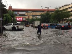Kawasan Mangga Dua Banjir Usai Diguyur Hujan Deras