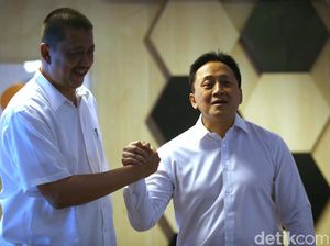 Salam Komando Dirut Garuda dan Triawan Munaf