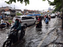 Jalan Sunter Kemayoran Masih Tergenang Air Siang Ini
