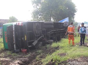 Maksa Menyalip, Bus Restu Surabaya-Jember Terguling di Tol Sidoarjo