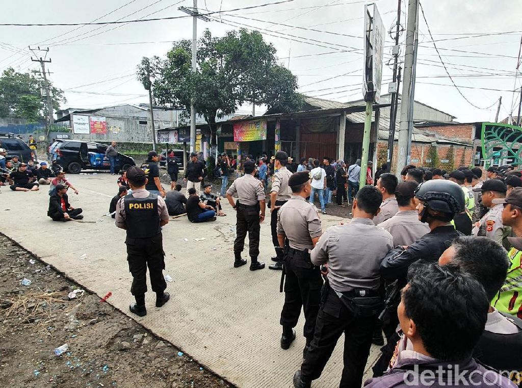 Fakta Bentrok Ormas di Sukabumi: Berawal dari Kandang Ayam-Lumpuhkan Jalan Fakta Bentrok Ormas di Sukabumi: Berawal dari Kandang Ayam-Lumpuhkan Jalan