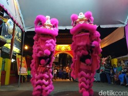 Cerita Perempuan Berjilbab di Blitar yang Asyik Main Barongsai