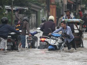 Terobos Banjir Dayeuhkolot Bandung, Mobil-Motor Warga Mogok