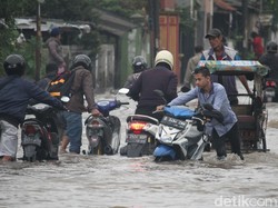 Terobos Banjir Dayeuhkolot Bandung, Mobil-Motor Warga Mogok
