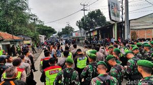Diredam Polisi, Massa Bentrok di Sukabumi Bubar
