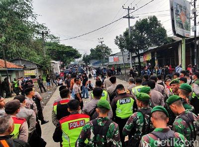 Diredam Polisi, Massa Bentrok di Sukabumi Bubar