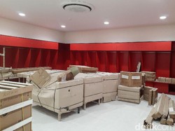 Kamar ganti pemain. Papua Bangkit menyediakan 4 kamar ganti yang luas, termasuk wastafel, kamar mandi, dan toilet di dalamnya. 