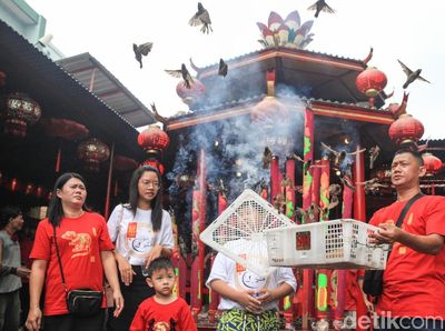 Tradisi Melepas Burung Pipit Saat Imlek