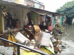 3 Ruko di Pulo Gadung Amblas Akibat Longsor