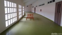 Para pemain pun disediakan ruang untuk melakukan sesi pemanasan. Selain itu, ada juga ruangan untuk wasit, panitia pelaksana, ball boy, hingga escort kid.