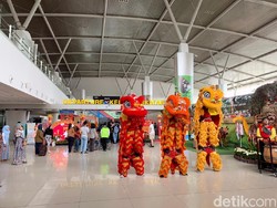 Saat Barongsai dan Naga Liong Kejutkan Penumpang Bandara Juanda