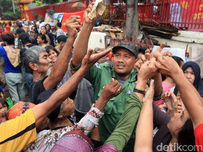 Warga Berebut Angpao Imlek di Petak Sembilan