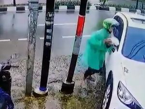 Terekam CCTV, Pencurian Spion Mobil dalam Hitungan Detik