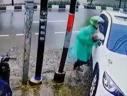 Terekam CCTV, Pencurian Spion Mobil dalam Hitungan Detik