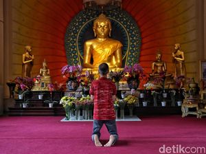 Melihat Khusyuknya Ibadah Imlek di Vihara Dhammacakka Jaya Melihat Khusyuknya Ibadah Imlek di Vihara Dhammacakka Jaya