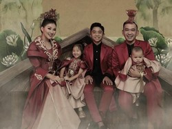 Keseruan Imlek Keluarga Ruben Onsu, Makan Hot Pot dan Bagi Angpao!