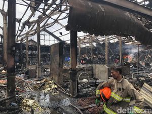 48 Lapak Sayuran di Pasar Caringin Bandung Ludes Terbakar 48 Lapak Sayuran di Pasar Caringin Bandung Ludes Terbakar