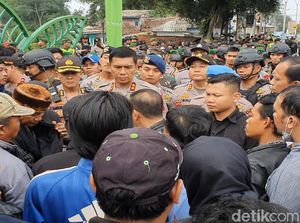 Kapolda Jabar Datang, Massa Bentrok Sukabumi Saling Lempar Batu Lalu Bubar