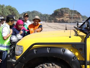 Gubernur Khofifah Pantau Jalur Lingkar Selatan dengan Off Road