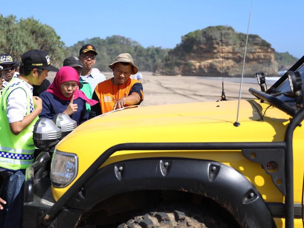 Gubernur Khofifah Pantau Jalur Lingkar Selatan dengan Off Road Gubernur Khofifah Pantau Jalur Lingkar Selatan dengan Off Road