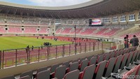 Papua Bangkit terletak di Distrik Sentani Timur, Kabupaten Jayapura. Stadion ini berjarak sekitar 10 km dari Bandara Sentani, Jayapura.