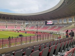Papua Bangkit terletak di Distrik Sentani Timur, Kabupaten Jayapura. Stadion ini berjarak sekitar 10 km dari Bandara Sentani, Jayapura.