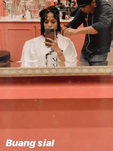 Model Rambut Pendek Vanessa Angel - gaya selfie kekinian