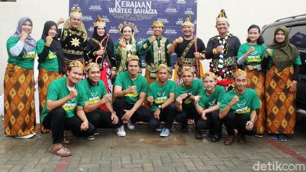 Berbaju Adat, Pria Kediri Ini Deklarasikan Kerajaan Warteg Bahagia