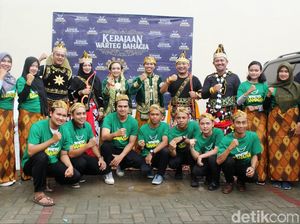 Berbaju Adat, Pria Kediri Ini Deklarasikan Kerajaan Warteg Bahagia