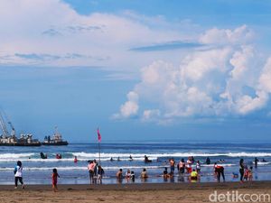 Ramainya Pantai Pangandaran Saat Libur Imlek
