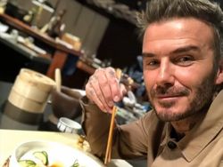 Meriahkan Imlek, David Beckham Unjuk Kebolehan Masak Dumpling!