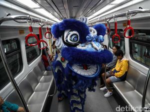 Barongsai Hibur Penumpang LRT Jakarta Barongsai Hibur Penumpang LRT Jakarta