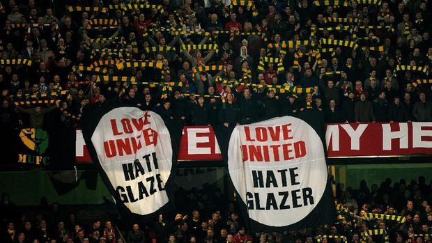 MANCHESTER, ENGLAND - MARCH 10:  Manchester United fans reveal anti Glazer banners during the UEFA Champions League First Knockout Round, second leg match between Manchester United and AC Milan at Old Trafford on March 10, 2010 in Manchester, England.  (Photo by Laurence Griffiths/Getty Images)