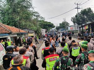 Situasi Masih Mencekam, Massa yang Bentrok di Sukabumi Masih Bertahan
